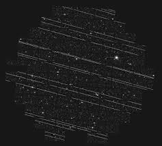 starlink uydularının oluşturduğu beyaz çizgiler
