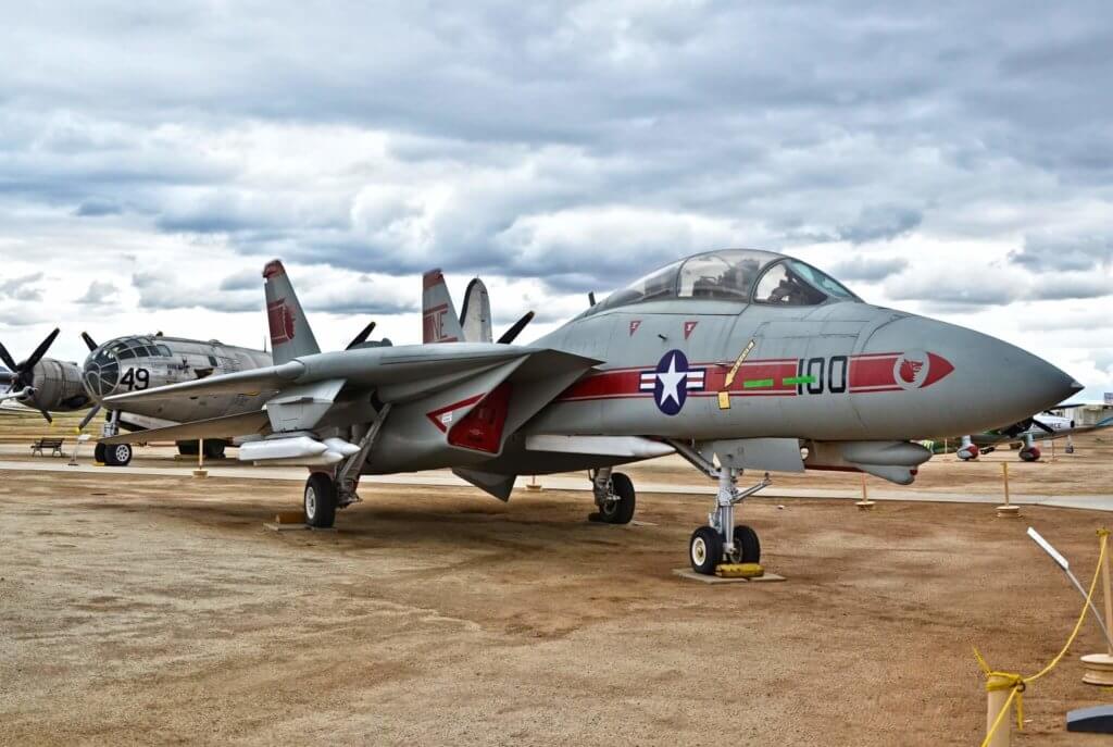 İlk üretilen F-14 prototiplerinden biri olan YF-14 savaş/test uçağı