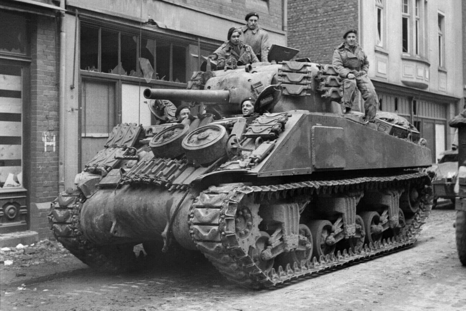 Amerikan 8. Zırhlı Tugayı’na mensup Sherman M4 tankı, Kevelaer, Almanya, 4 ...