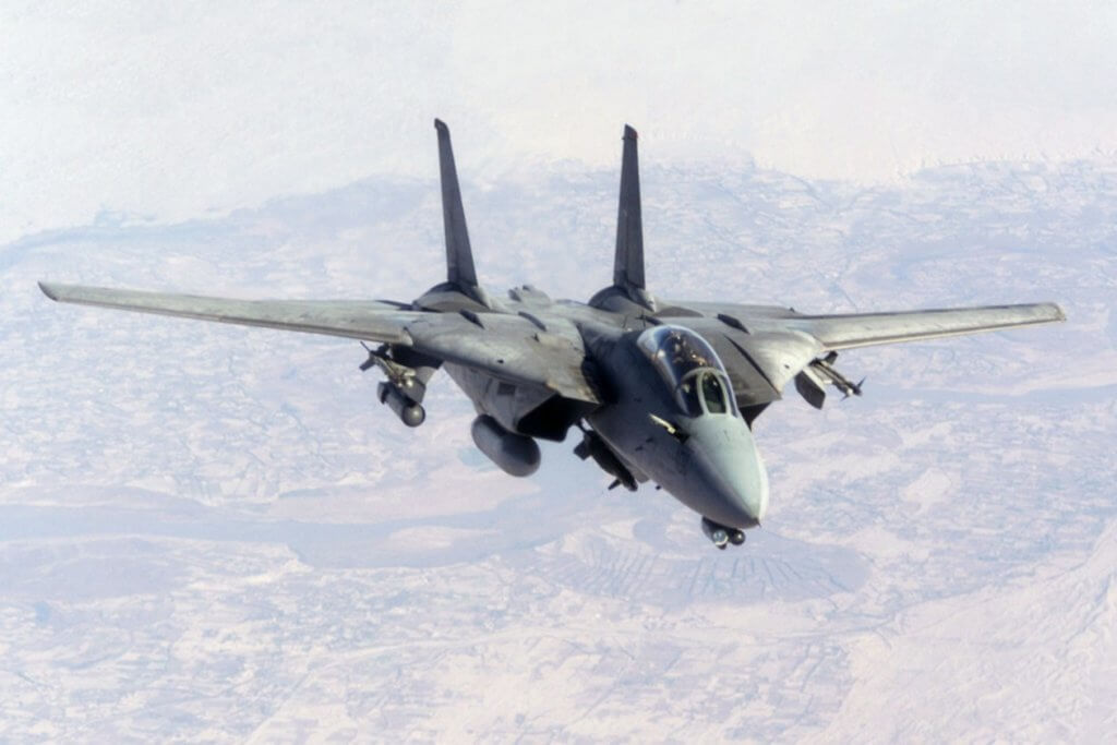 Birleşik Devletler Donanmasına bağlı F-14 Tomcat savaş uçağı GBU-10 bombasıyla Afganistan üstünde