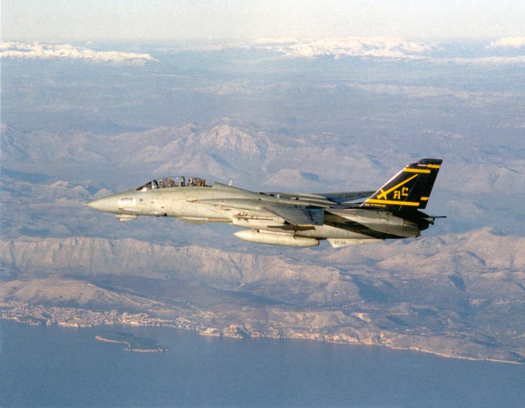 F-14B Tomcat Yugoslavya üzerinde uçarken