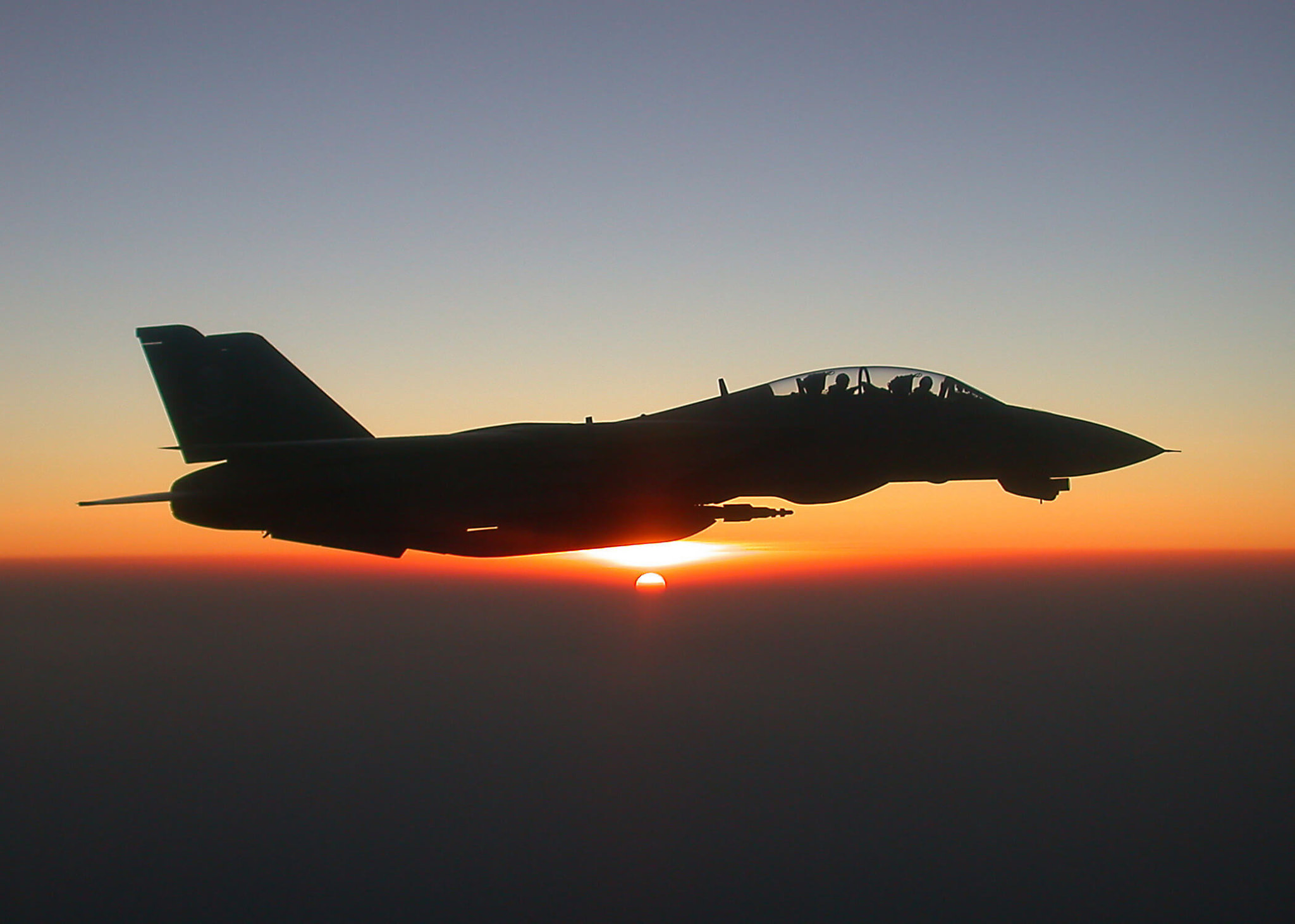 F-14 Tomcat savaş uçağı lazer güdümlü mühimmatıyla Afganistan üzerinde uçar...