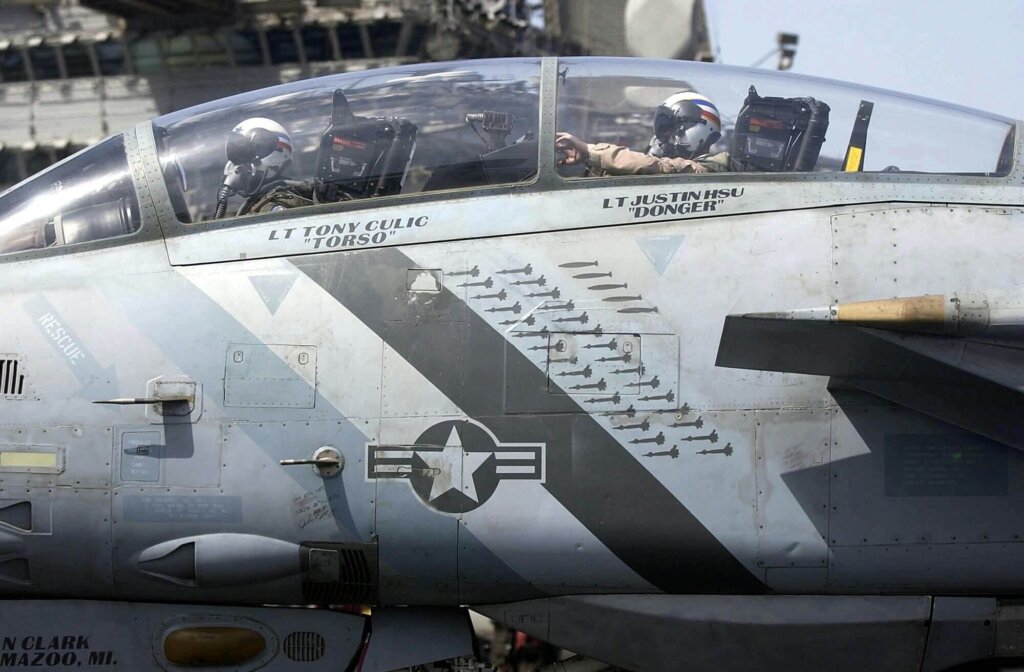 VF-2 filosuna bağlı F-14D Super Tomcat Irak Özgürlük Operasyonu için kalkışa hazırlanıyor