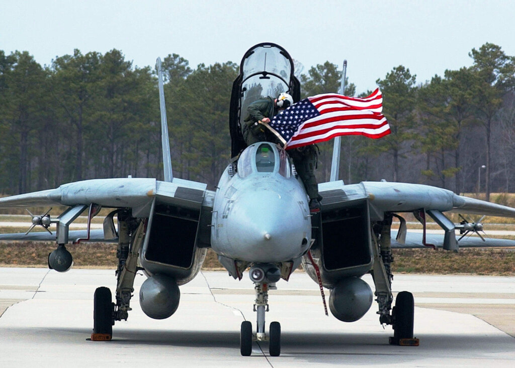 10 Mart 2006'da en son inişi yapan Amerikan F-14 Pilotu