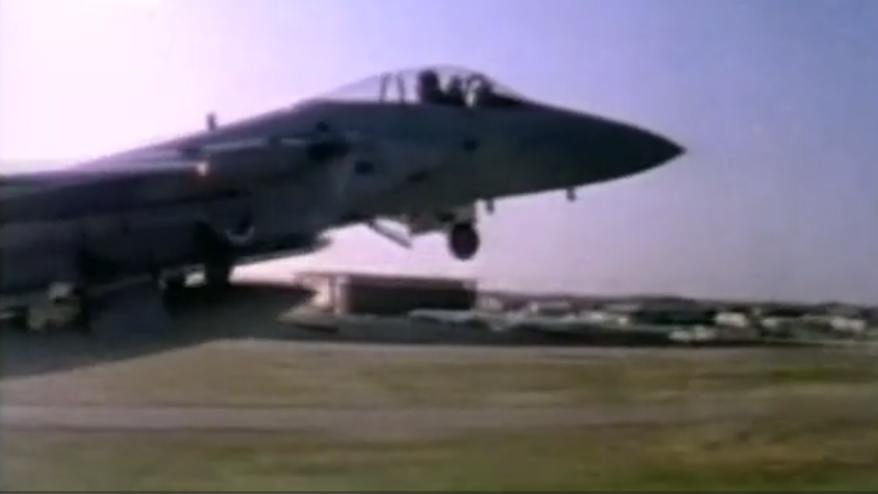 Uçuş gösterisinde kalkış yapan F-15